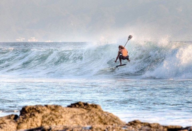 Paddte surf con olas